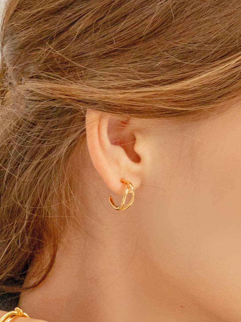 [유리 우주소녀 여름 엑시 은서 착용] simple knot hoop earring