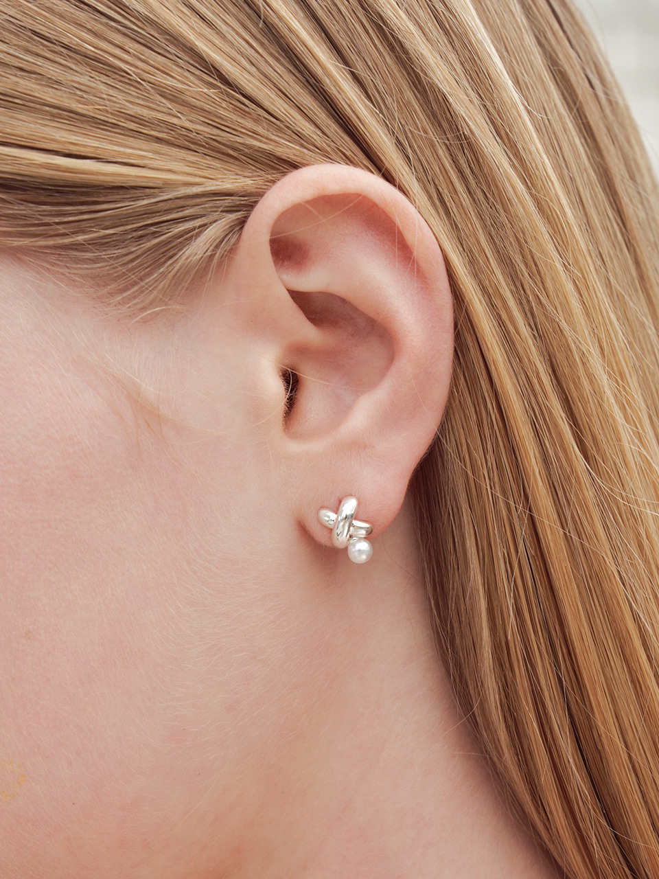 xoxo pearl earring